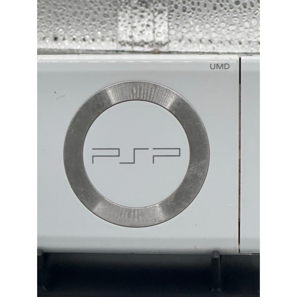 White psp 2000 w/charger & new battery - Picture 2 of 8
